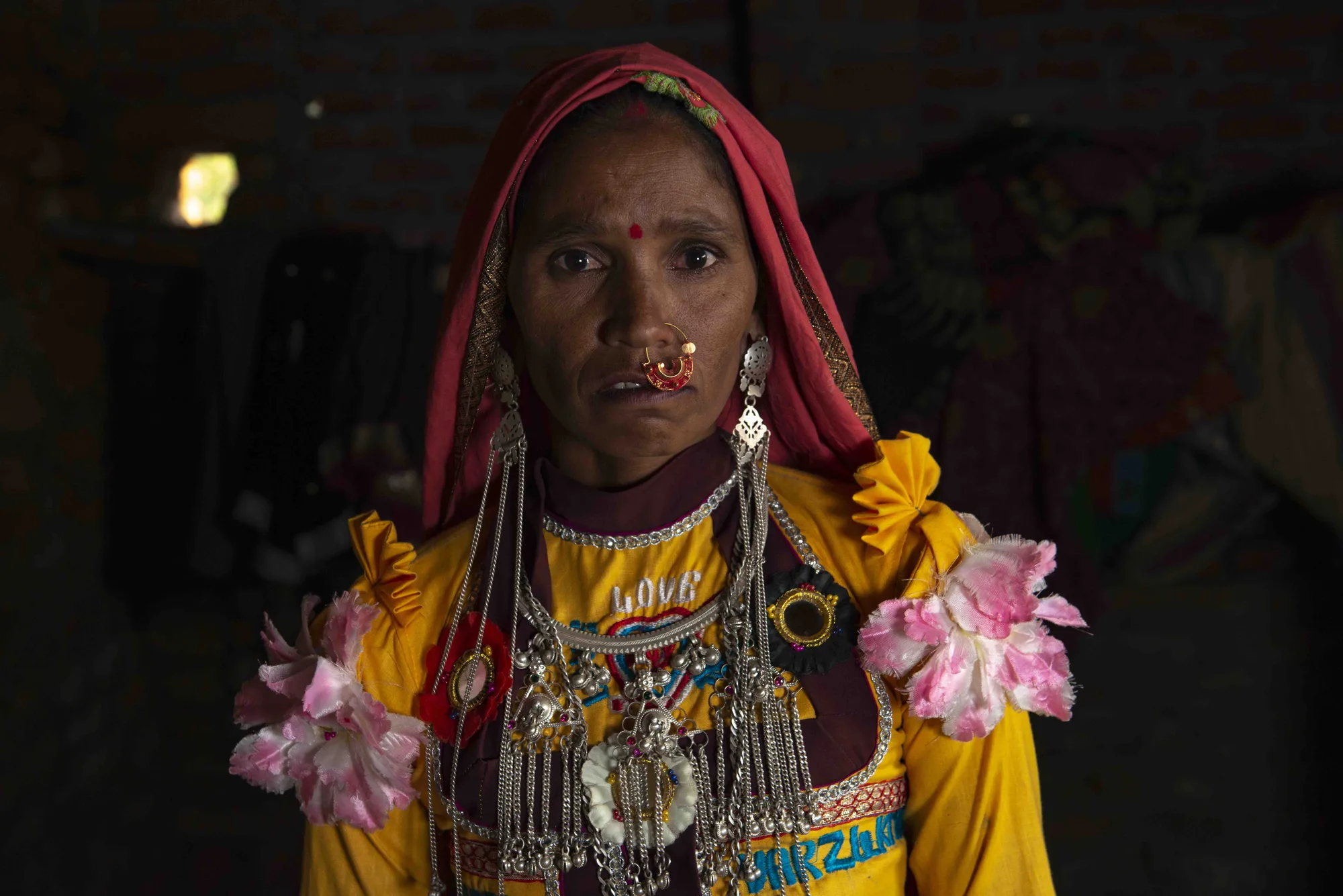 Femme Garasia portant des bijoux